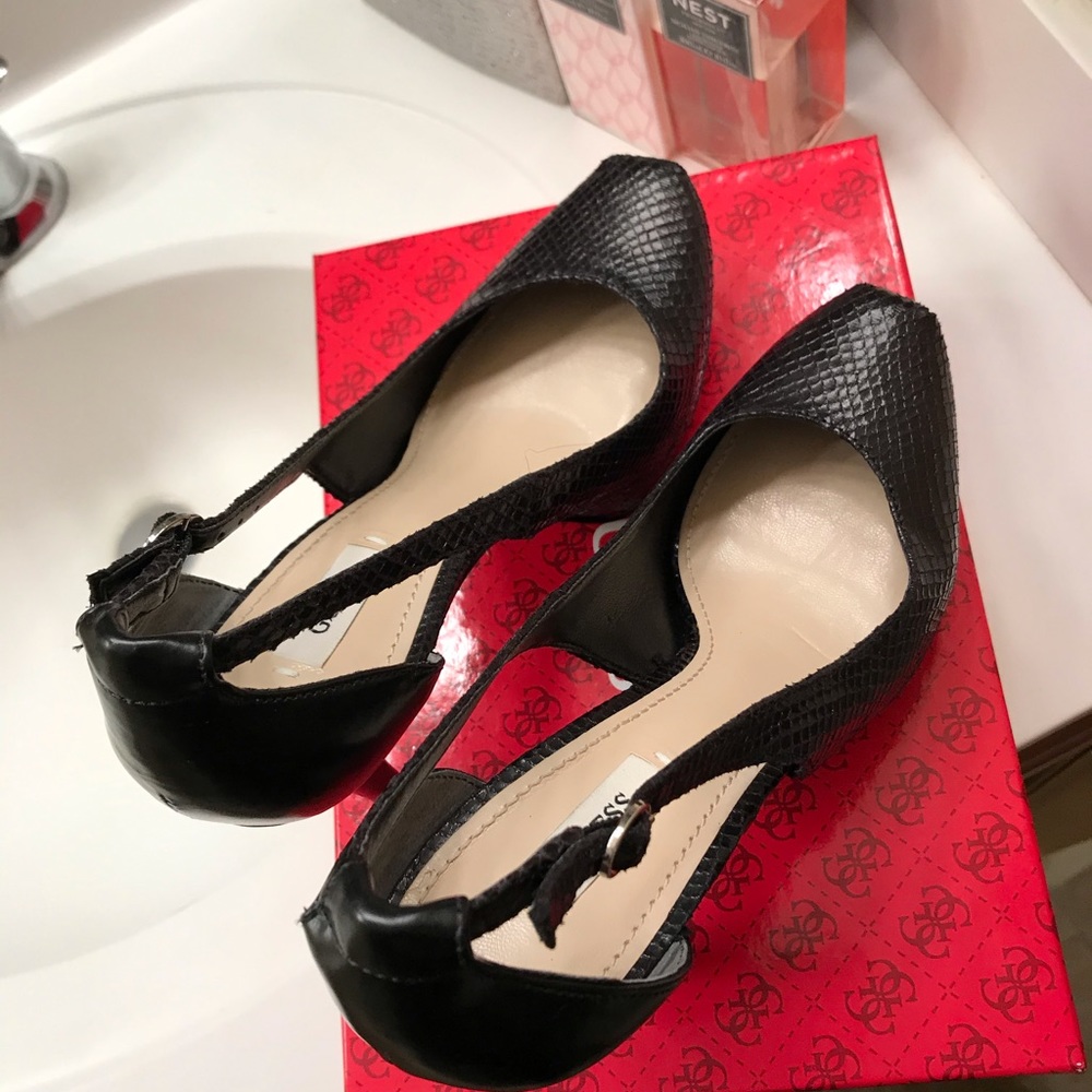 Guess Pumps - Picture 4 of 6